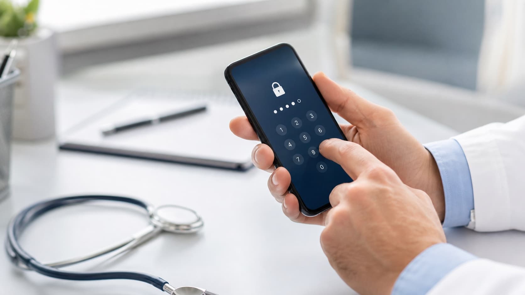 Sichere Smartphone-Nutzung im medizinischen Kontext.